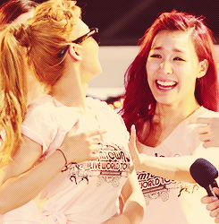 [Hyoyeon+Tiffany] HyoFany Love Tumblr_m5i1bxtq1h1rsfpwlo2_250