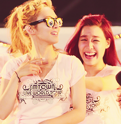 [Hyoyeon+Tiffany] HyoFany Love Tumblr_m5i1bxtq1h1rsfpwlo3_250