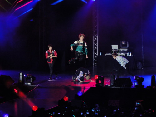 150612 SHINee @ Boyz Nite Out Concert en Singapur  Tumblr_m5o4d936Uf1r8fs1io1_500