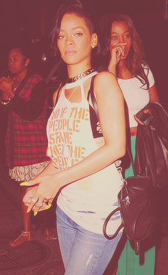 Rihanna <3 Tumblr_m5o50h8XuM1qhwr56o1_250