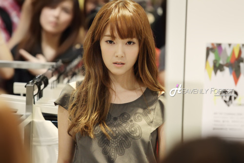 {Pics} Jessica visita la tienda de Coming Step. Tumblr_m5p56razJr1qc6cb5o1_500