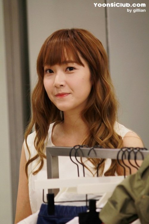 [PIC][15-06-2012]Jessica ghé thăm cửa hàng "COMING STEP" tại Gangnam vào trưa nay - Page 4 Tumblr_m5ra55EQDR1qitdj1o1_500