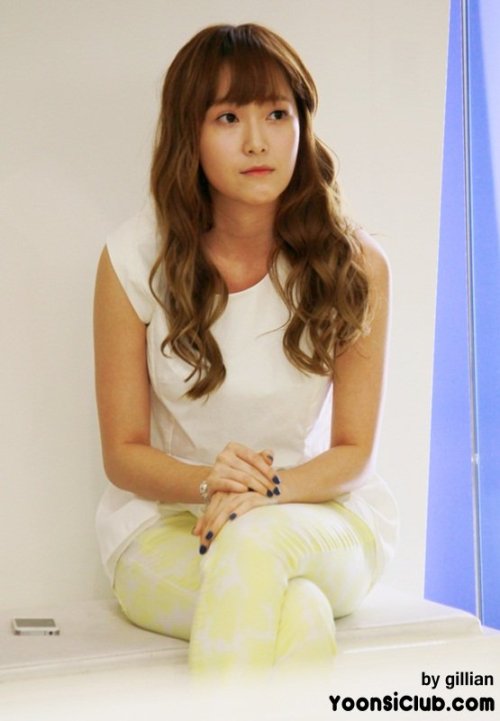 [PIC][15-06-2012]Jessica ghé thăm cửa hàng "COMING STEP" tại Gangnam vào trưa nay - Page 4 Tumblr_m5racgOf3y1qitdj1o1_500