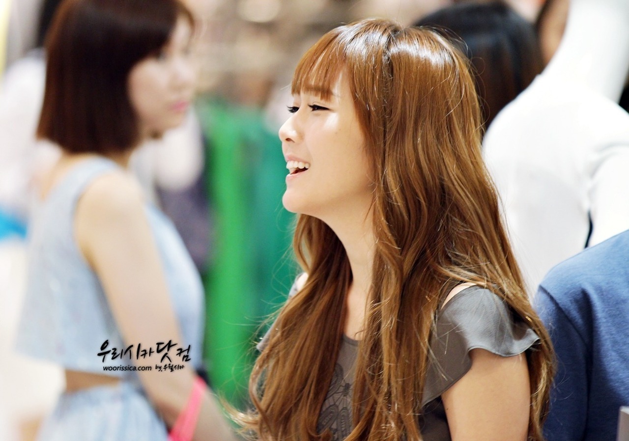 [PIC][15-06-2012]Jessica ghé thăm cửa hàng "COMING STEP" tại Gangnam vào trưa nay - Page 5 Tumblr_m5rrrlTpoa1qitdj1o1_1280