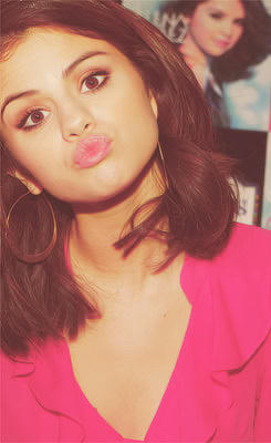 Selena Gomez  - Page 5 Tumblr_m5vfrjzwt21r1fhajo1_250
