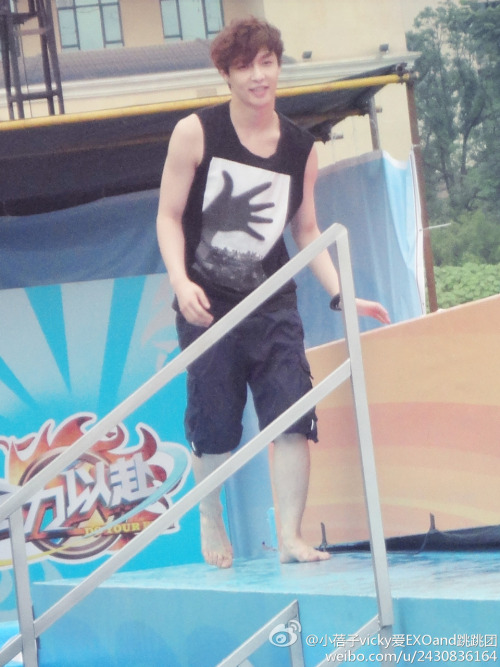 [FANTAKEN] Lay @ Quan Li Yi Fu Recording Tumblr_m66x8z74oM1rsu82co1_500