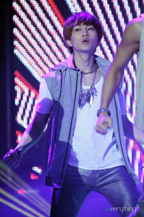 120714 Onew @ Yellow Sea International Yacht Tournament Concert Tumblr_m75nngf9iq1qdws1jo1_500