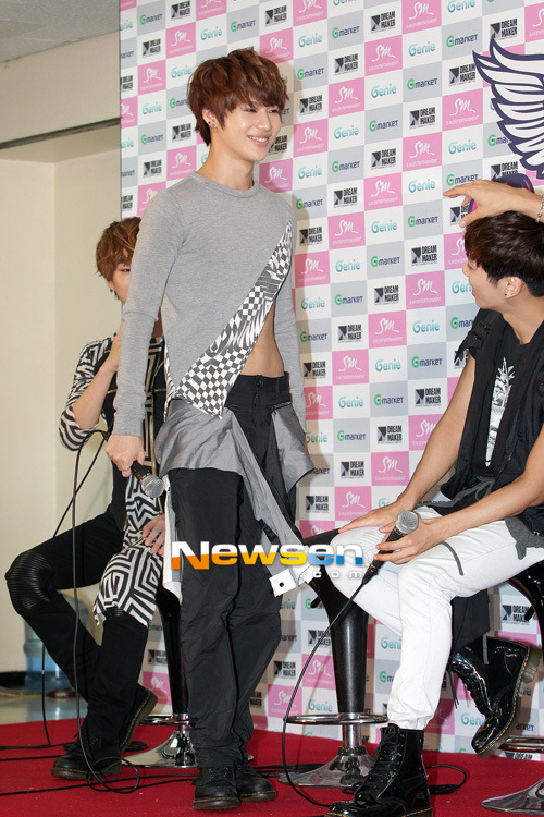 120722 Taemin @ Conferencia de Prensa de SWC II Tumblr_m7ju75cGEe1qdtvhxo4_500