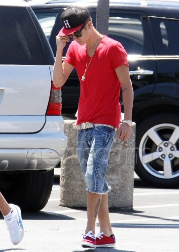 Justin Bieber quittant un restaurant Mexicain. 28.07.12 Tumblr_m7wa86q7Al1rq31q9o2_400