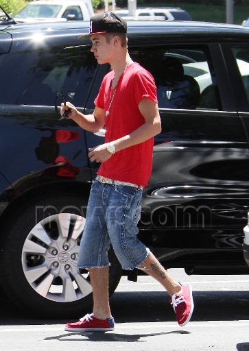 Justin Bieber quittant un restaurant Mexicain. 28.07.12 Tumblr_m7wa86q7Al1rq31q9o8_400