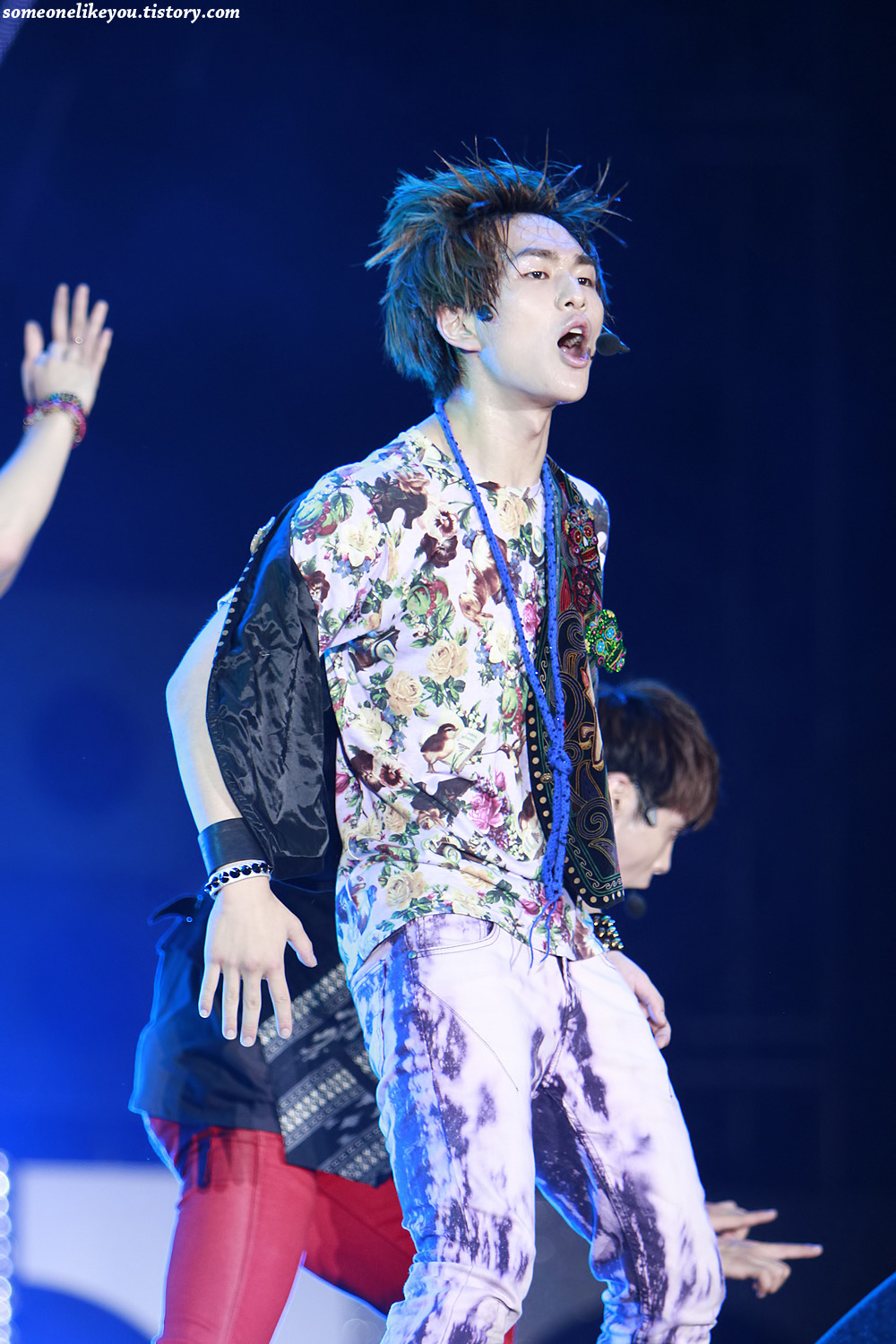 120727 Onew @ Yeosu Expo  Tumblr_m89gaepsA01r8fs1io1_1280