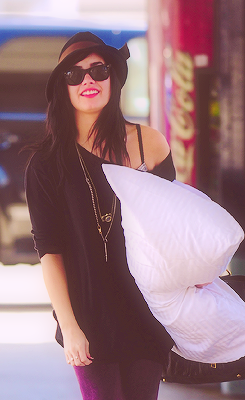 Demi Lovato. - Page 7 Tumblr_m8eawbOU0L1rtgc50o2_250