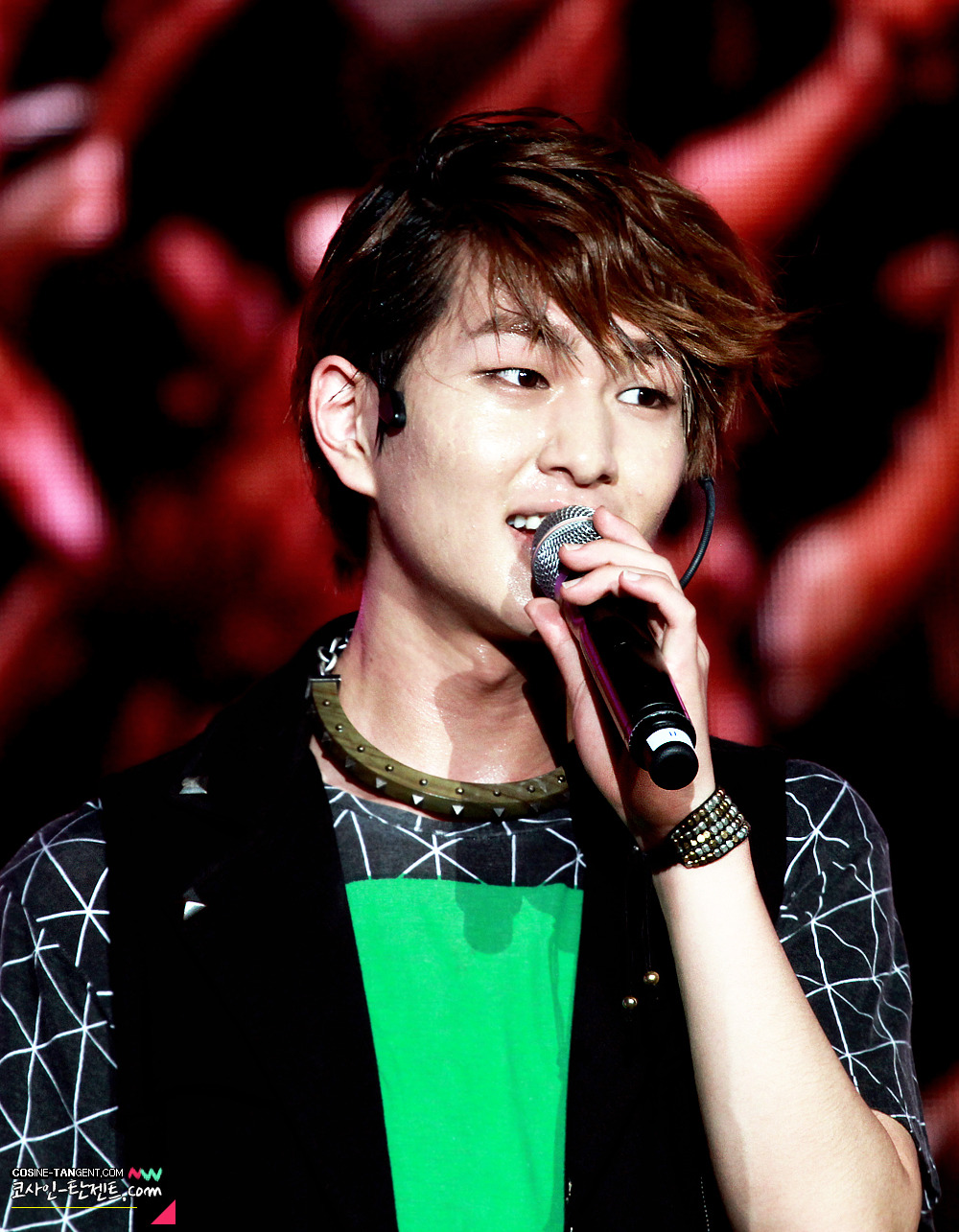 120808 Onew @ Etude Pink Play Concert Tumblr_m8hajgXJHp1r8fs1io1_1280