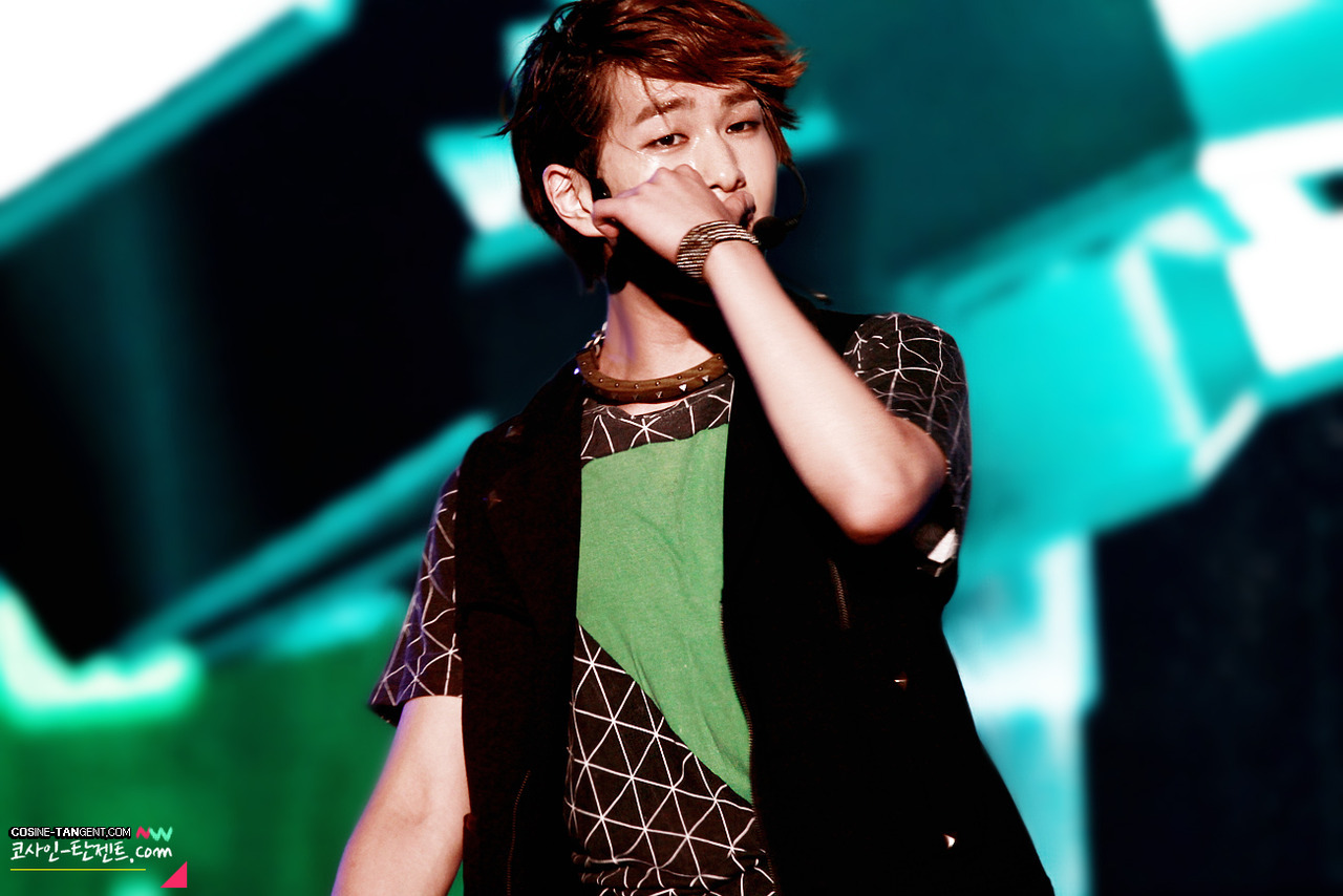 120808 Onew @ Etude Pink Play Concert Tumblr_m8han4zC0F1r8fs1io1_1280