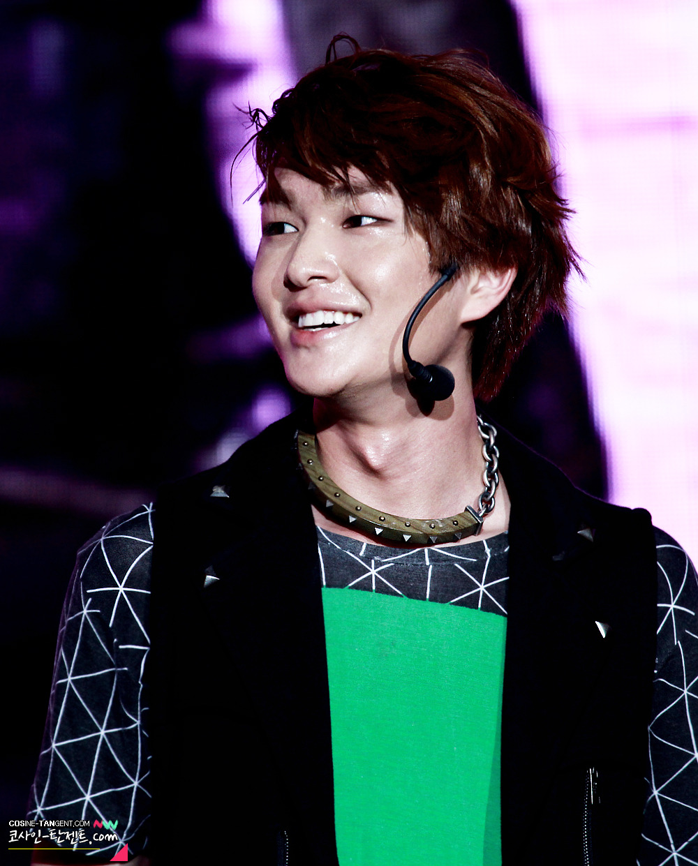 120808 Onew @ Etude Pink Play Concert Tumblr_m8hao2S1n21r8fs1io1_1280