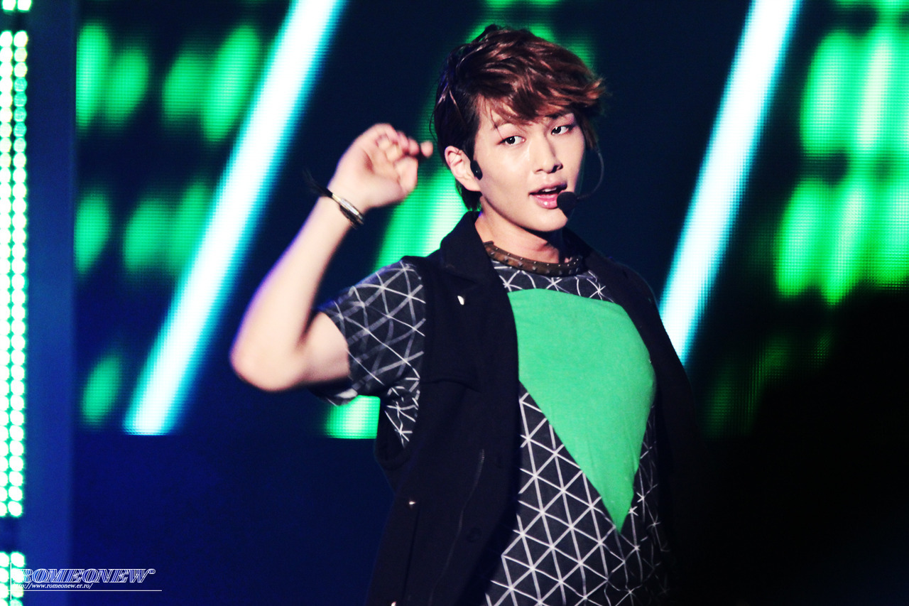 120808 Onew @ Etude Pink Play Concert Tumblr_m8ho396zfm1r8fs1io1_1280