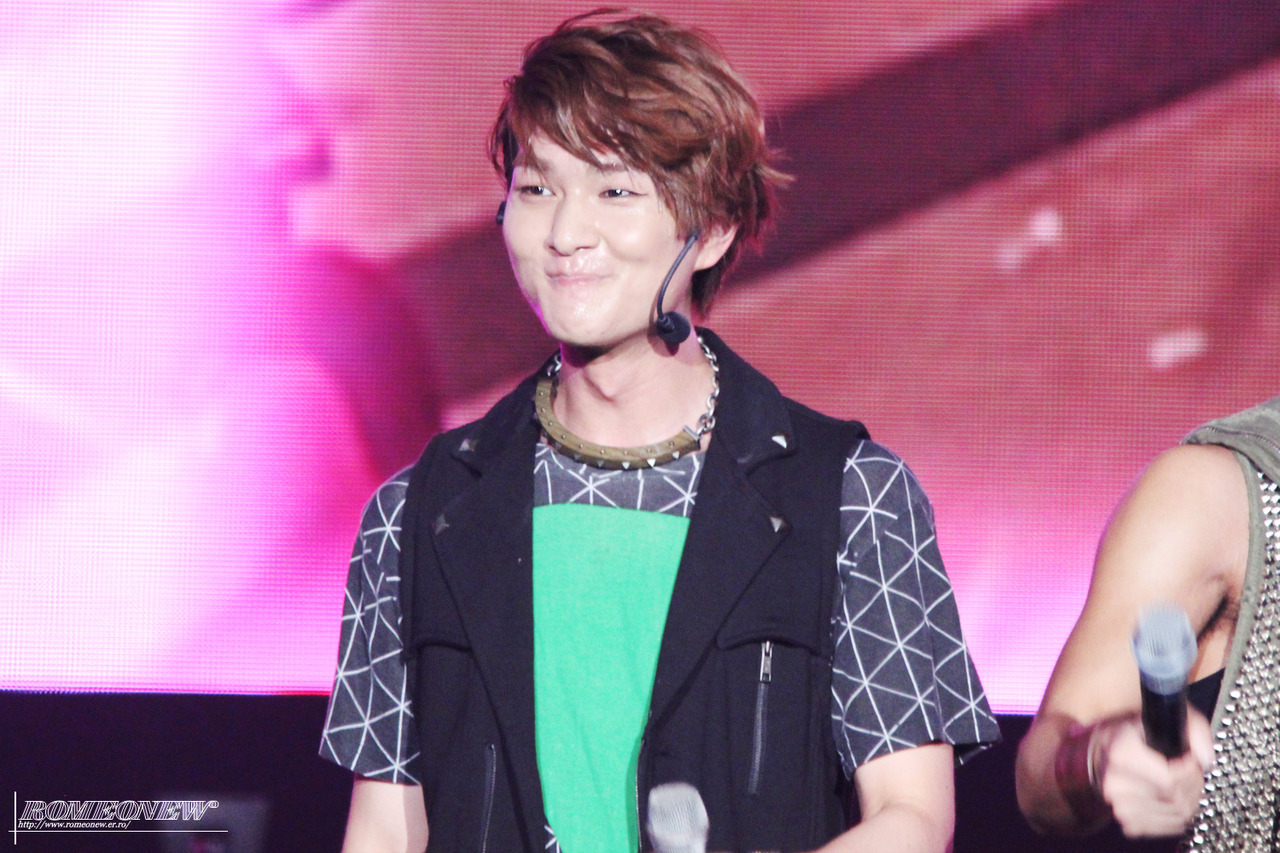 120808 Onew @ Etude Pink Play Concert Tumblr_m8hobkdMfi1r8fs1io1_1280