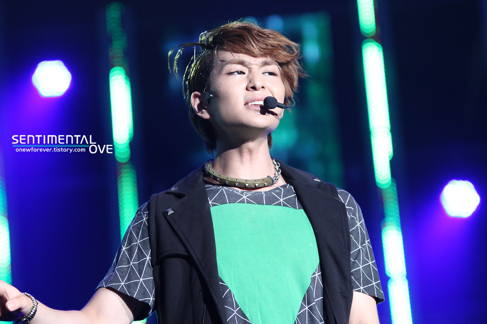 120808 Onew @ Etude Pink Play Concert Tumblr_m8hp6868MD1r8fs1io1_1280