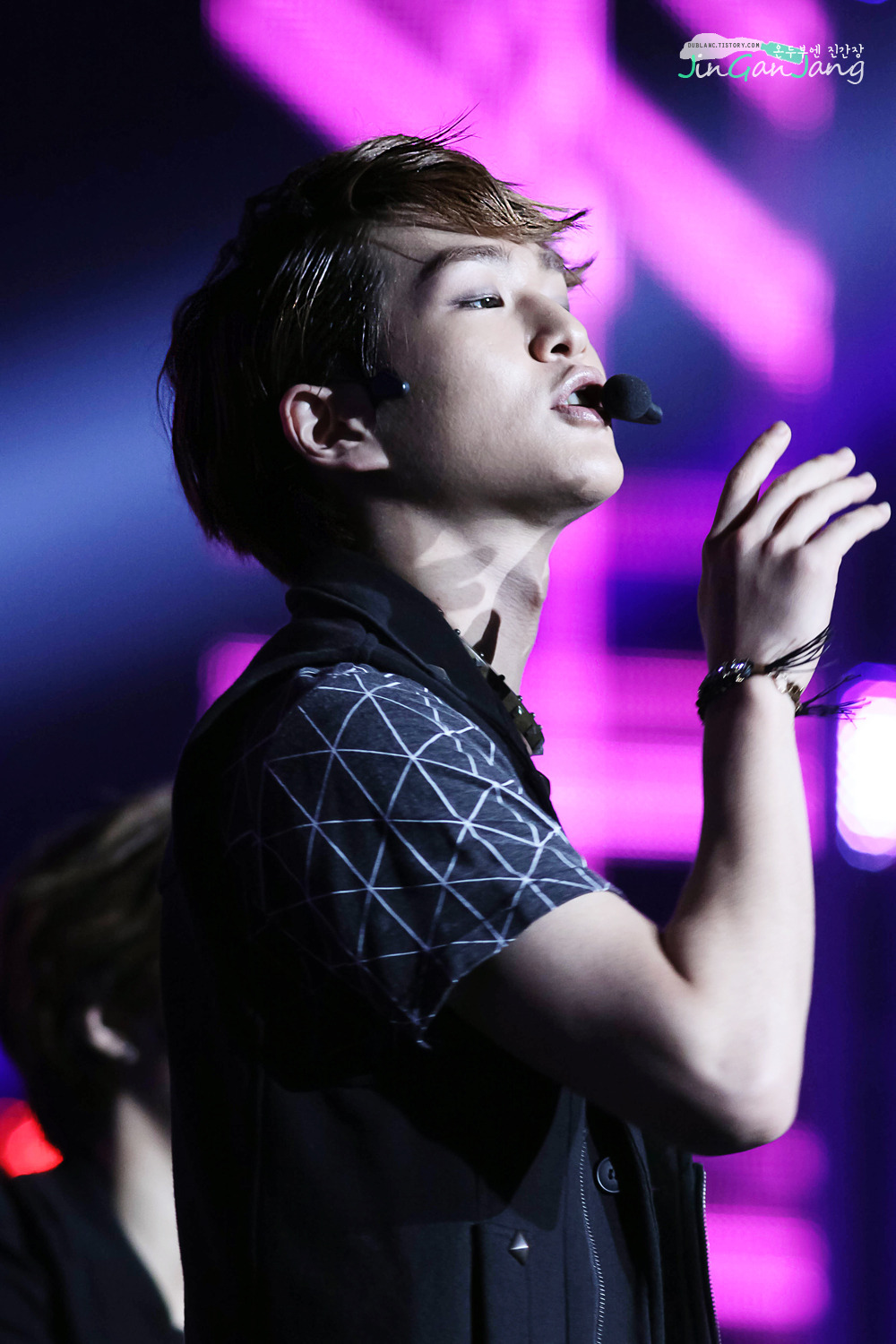 120808 Onew @ Etude Pink Play Concert Tumblr_m8ikgmGWkf1r8fs1io1_1280