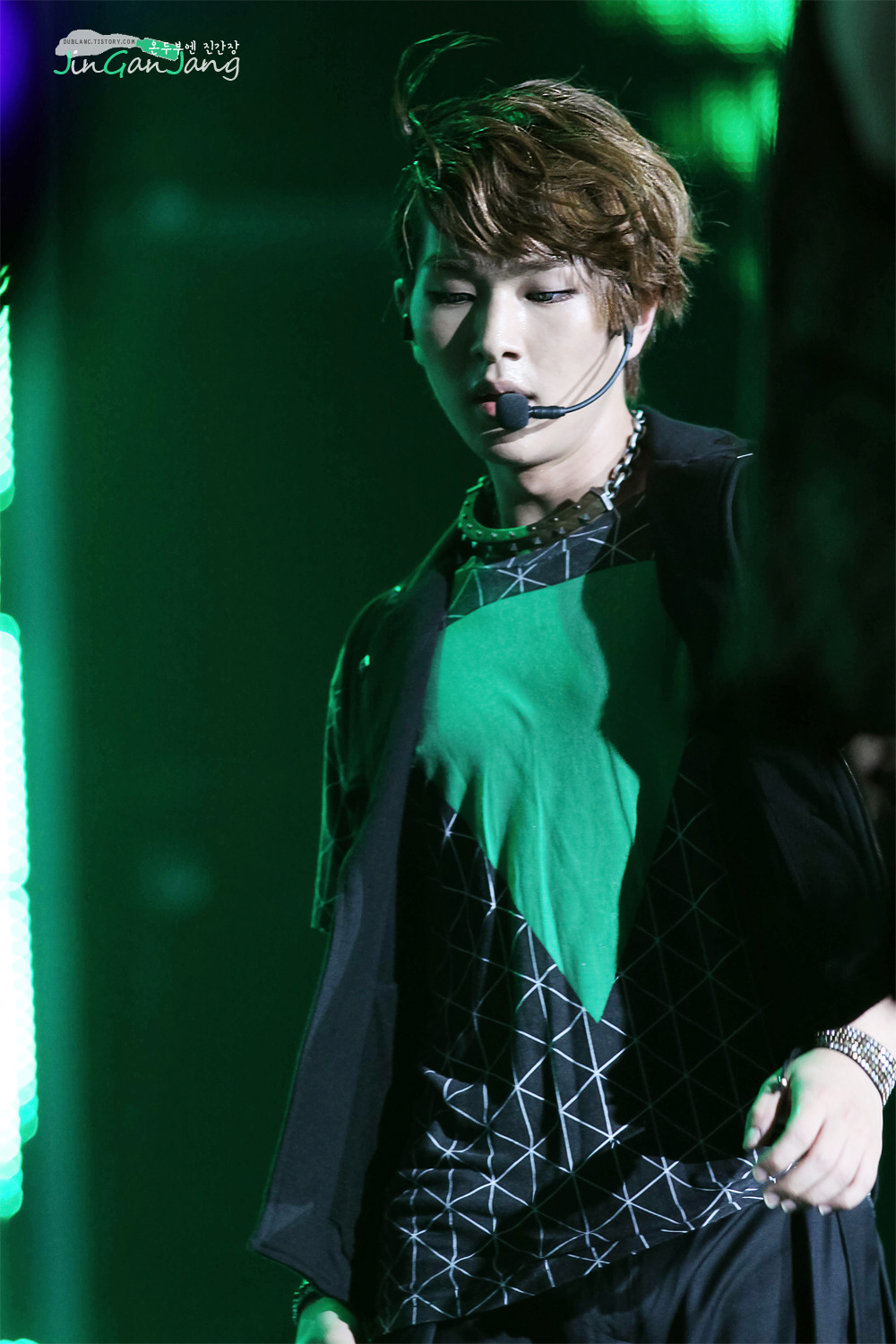 120808 Onew @ Etude Pink Play Concert Tumblr_m8ikigNy941r8fs1io1_1280