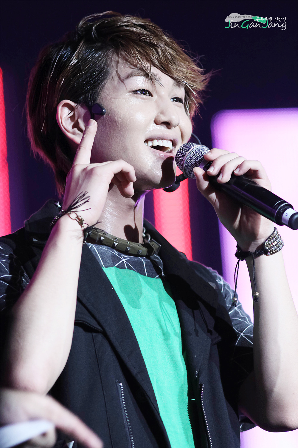 120808 Onew @ Etude Pink Play Concert Tumblr_m8ikloPVJV1r8fs1io1_1280