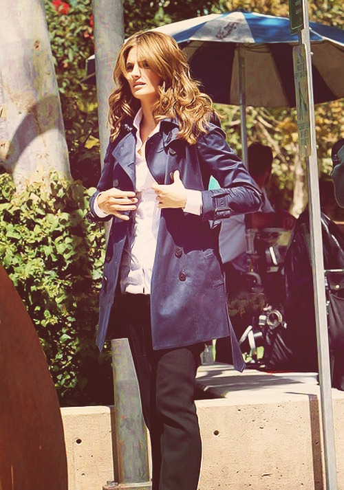 The Many Coats of Kate Beckett Tumblr_m8jp5qgrA91qhxmtdo1_r7_500