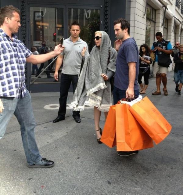 Gaga spotted in Chicago (08/10/2012) Tumblr_m8kdlgyQrx1qdmb8eo1_1280