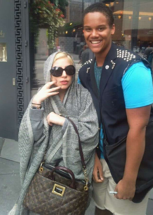 Gaga spotted in Chicago (08/10/2012) Tumblr_m8kdlgyQrx1qdmb8eo3_500