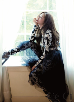 [PICS][26/08/2012]Yuri Ceci Sept issue Tumblr_m9ci9jWILR1qkmmr4o3_250