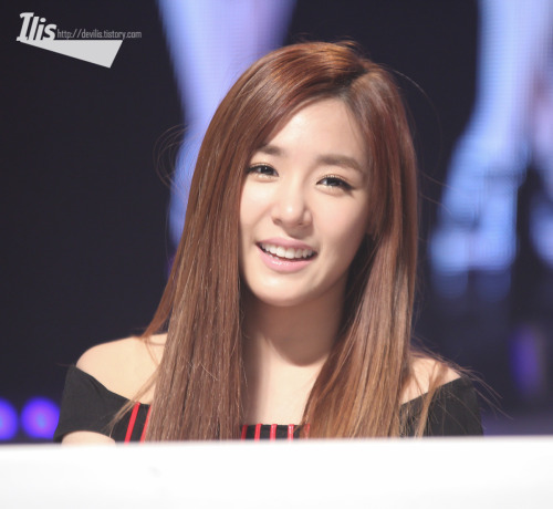 [UPDATE][PICS][02/09/2012]Tiffany @ Yakult Diet LOOK Fansign & Concert Event。 Tumblr_m9pbstSAcX1r4oun7o1_500