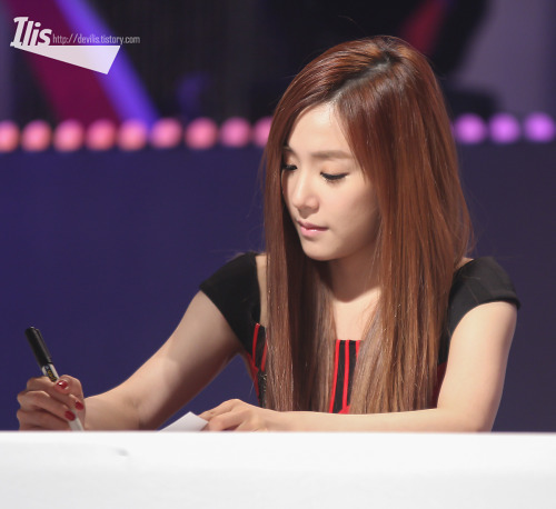 [UPDATE][PICS][02/09/2012]Tiffany @ Yakult Diet LOOK Fansign & Concert Event。 Tumblr_m9pbstSAcX1r4oun7o4_500