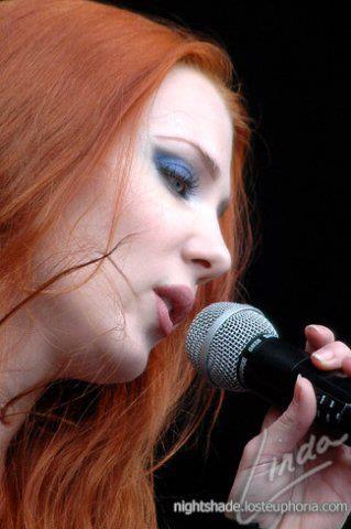 Fotos de Simone Simons - Página 11 Tumblr_m9sqkm9MLU1ql64b0o1_400