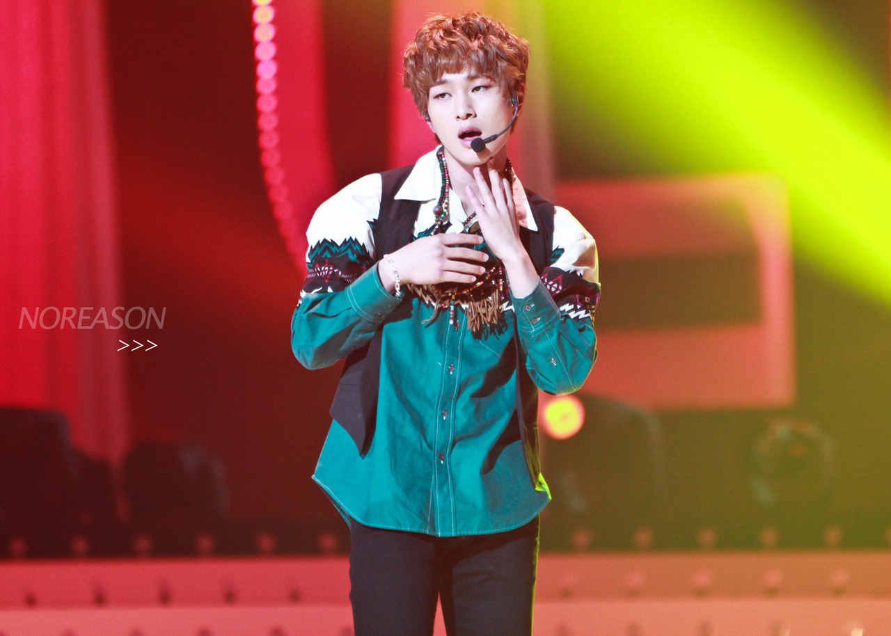 121011 Onew @ ABU Radio Song Festival Tumblr_mbqkyqXphZ1qdtvhxo2_1280