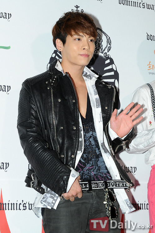 121022 Jonghyun @ Seoul Fashion Week Tumblr_mcagnea3jB1rnnht0o3_500