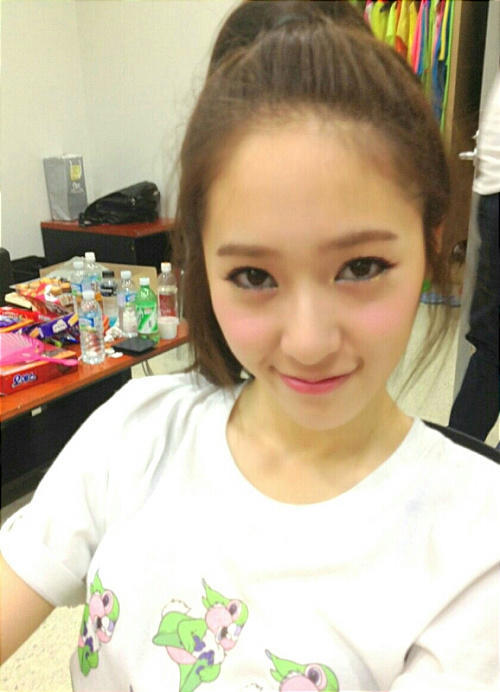 121024 Soojung @ Selca。(via Luna&#8217;s me2day)<br />fxluna : http://me2day.net/fx_luna<br />우리 막내 수정이크리스탈 생일♥ 남은 이십분까지 더더더 즐겁고 해피하게 보내기다 사랑해~♥♥<br />私たちの末っ子スジョン・クリスタルの誕生日♥残った20分までドドド楽しくハッピーに送信します　愛してる〜♥♥