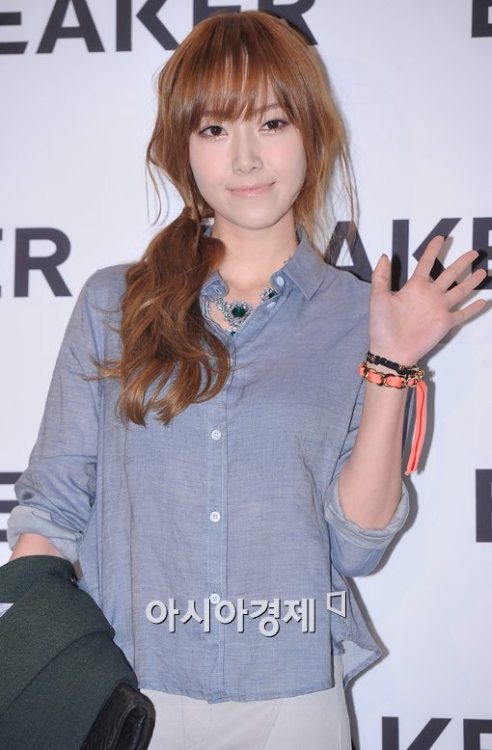 [PIC][25-10-2012]Jessica tham dự Lễ khai trương cửa hàng "BEAKER" tại Hannam-dong, Seoul vào tối nay Tumblr_mcg6kui57l1qitdj1o1_500