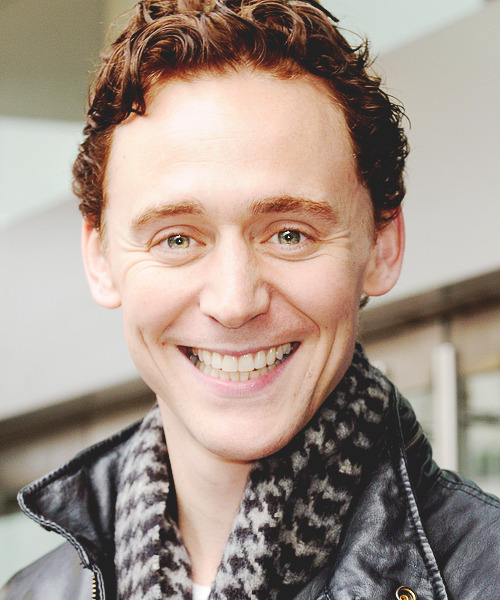 Kedvenc képeink Tom Hiddlestonról No. 1. - Page 30 Tumblr_mcx3glSvav1rwkpk5o1_500