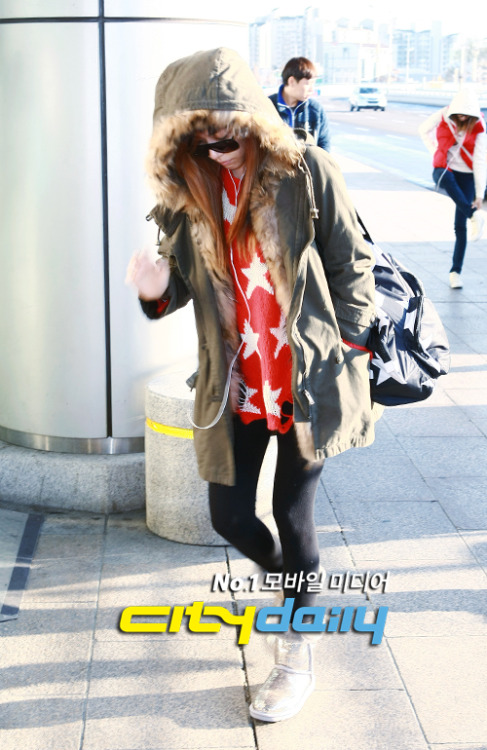 [PIC][13-11-2012]SNSD khởi hành đi Nhật Bản vào sáng nay Tumblr_mdexhhFV9i1r77uuao1_500