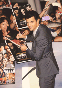 Taylor Lautner (Jacob Black) - Σελίδα 18 Tumblr_mdg0lwVgnx1rvwqiho1_250