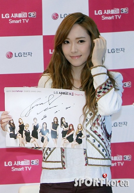 [PIC][15-11-2012]SNSD xuất hiện tại buổi fansign cho thương hiệu "LG" vào chiều nay Tumblr_mdiy6nDCYW1qitdj1o1_500