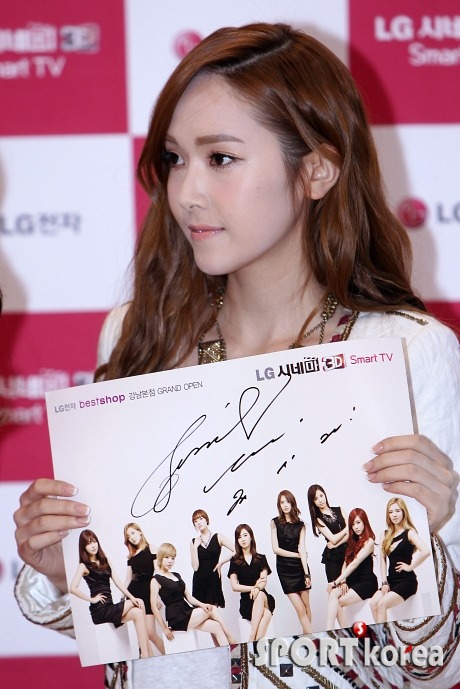 [PIC][15-11-2012]SNSD xuất hiện tại buổi fansign cho thương hiệu "LG" vào chiều nay Tumblr_mdiziqnq6D1qitdj1o1_500