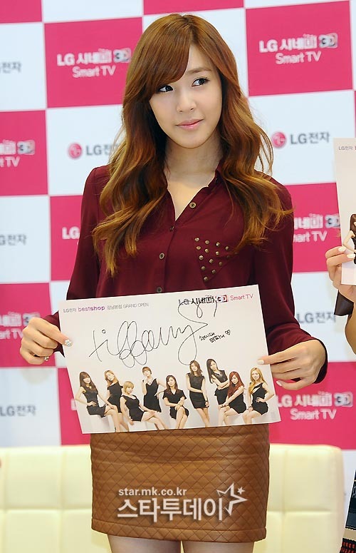 [PIC][15-11-2012]SNSD xuất hiện tại buổi fansign cho thương hiệu "LG" vào chiều nay Tumblr_mdj2bylwzb1qb1285o4_1280