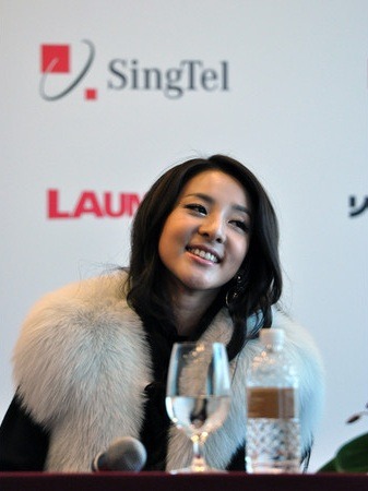 [Interview] Conférence des 2NE1 à Singapour. Tumblr_meaft2h1Y11qzjb8ko4_400