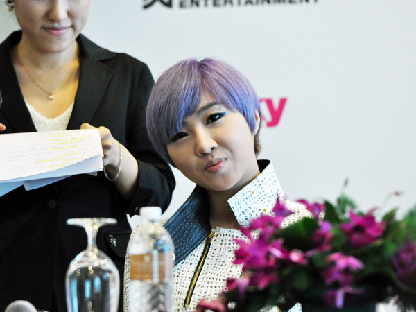 [Interview] Conférence des 2NE1 à Singapour. Tumblr_meafxhPOup1qzjb8ko5_1280