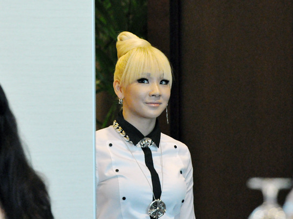 [Interview] Conférence des 2NE1 à Singapour. Tumblr_meag84HuzO1qzjb8ko1_r1_1280