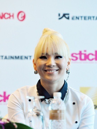 [Interview] Conférence des 2NE1 à Singapour. Tumblr_meag84HuzO1qzjb8ko3_400