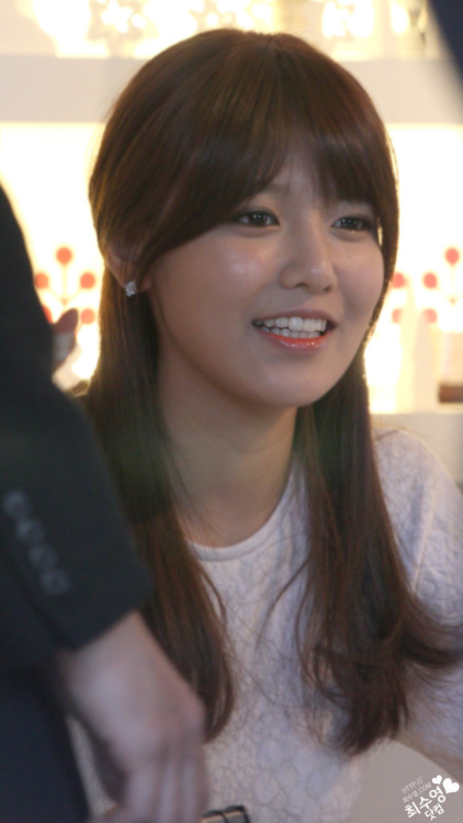 [PIC][01-12-2012]SooYoung xuất hiện tại buổi fansign cho thương hiệu mỹ phẩm "LLang" vào chiều nay Tumblr_mecrdpx3ov1rs68xto4_500