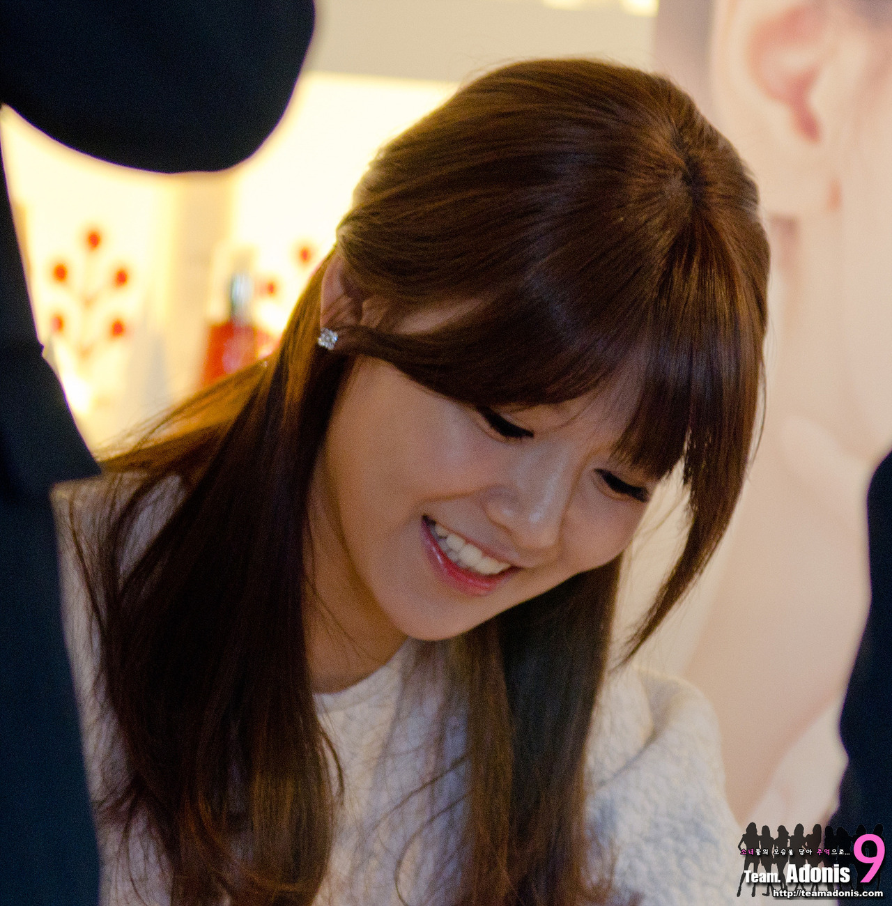 [PIC][01-12-2012]SooYoung xuất hiện tại buổi fansign cho thương hiệu mỹ phẩm "LLang" vào chiều nay Tumblr_mect8eK3kI1qc9m5do1_1280