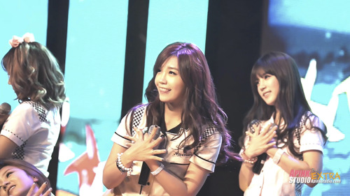 [صور + فيديو] APink في كونسرت Healing بتاريخ 131113 !! Tumblr_mw8182swts1sf8k6bo1_500