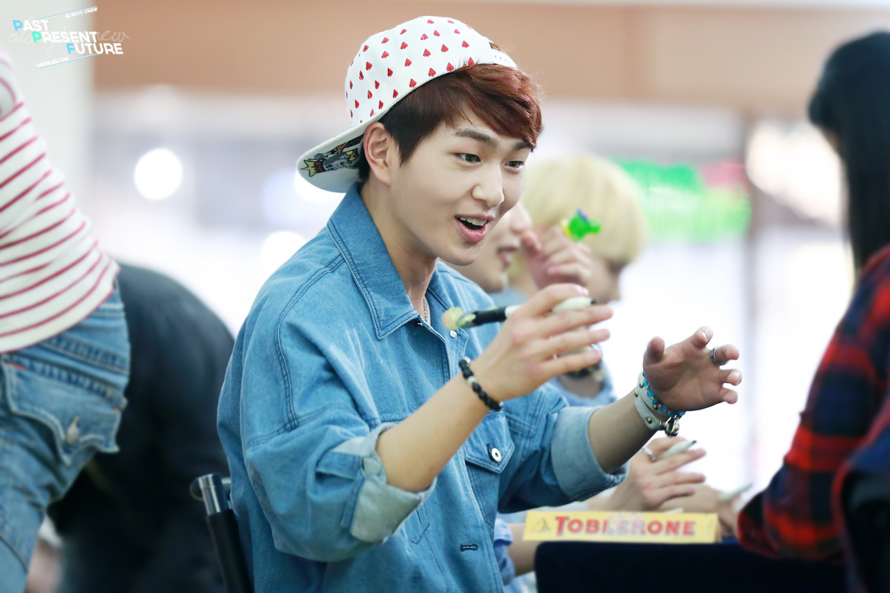 130512 Onew @ "Why So Serious" Fansigning #9: Yongdeungpo Tumblr_mn5kpx4FSk1r8fs1io1_1280